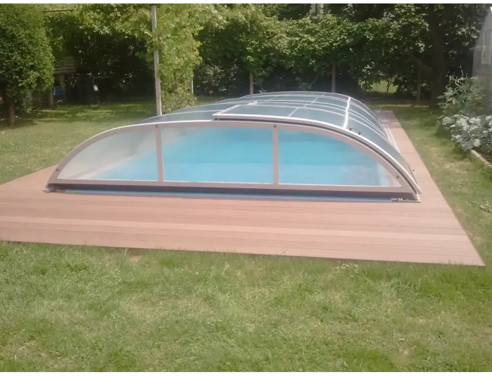 Kurvig transparent glas Pooltak NIVO KIT 860WC 4x8 ELOX över blå pool